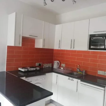 Cozy 1 Bedroom Close To The * Πάφος