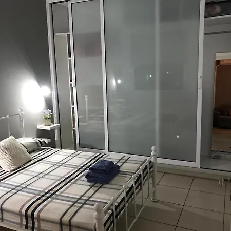 Cozy 1 Bedroom Close To The * 파포스