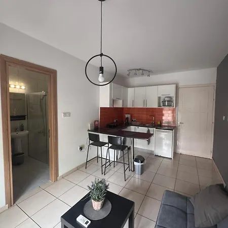 Cozy 1 Bedroom Close To The * 파포스