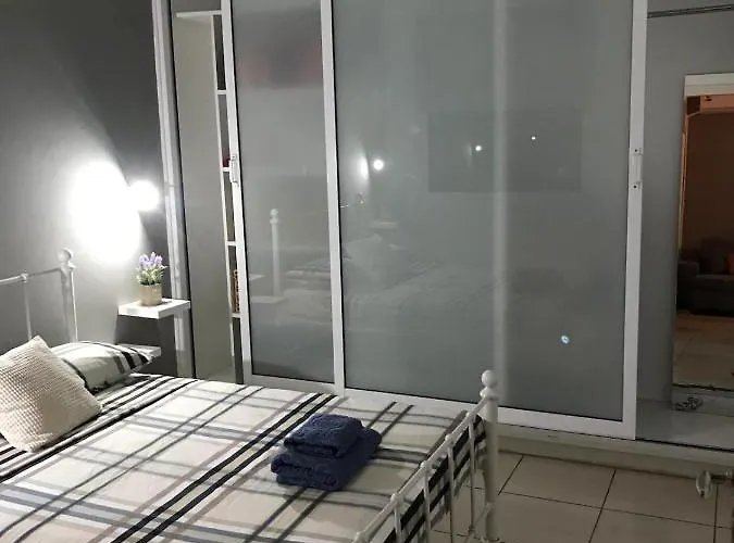 Cozy 1 Bedroom Close To The * パ フォス